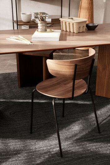 Herman Matstol i valnöt vid skrivbord