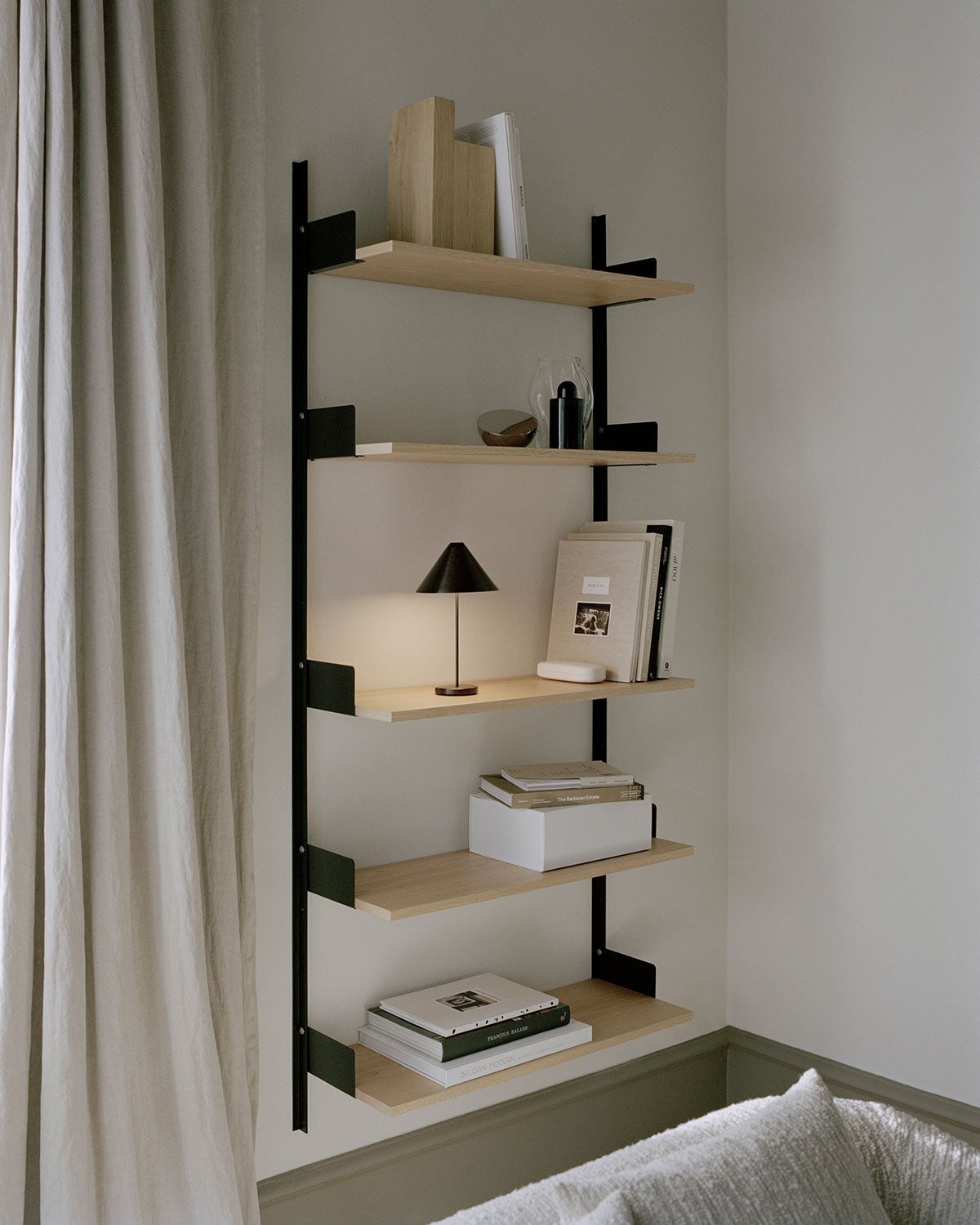 New Works Hylla 1900 i utförandet Ek/Svart med dekorativa detaljer