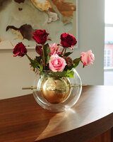 Alba Vas Rund med rosa och röda rosor
