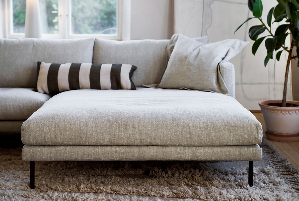 Miljöbild på Britt (Set 2). Soffan är klädd i tyget Caleido Stampato 1., Natur 03.