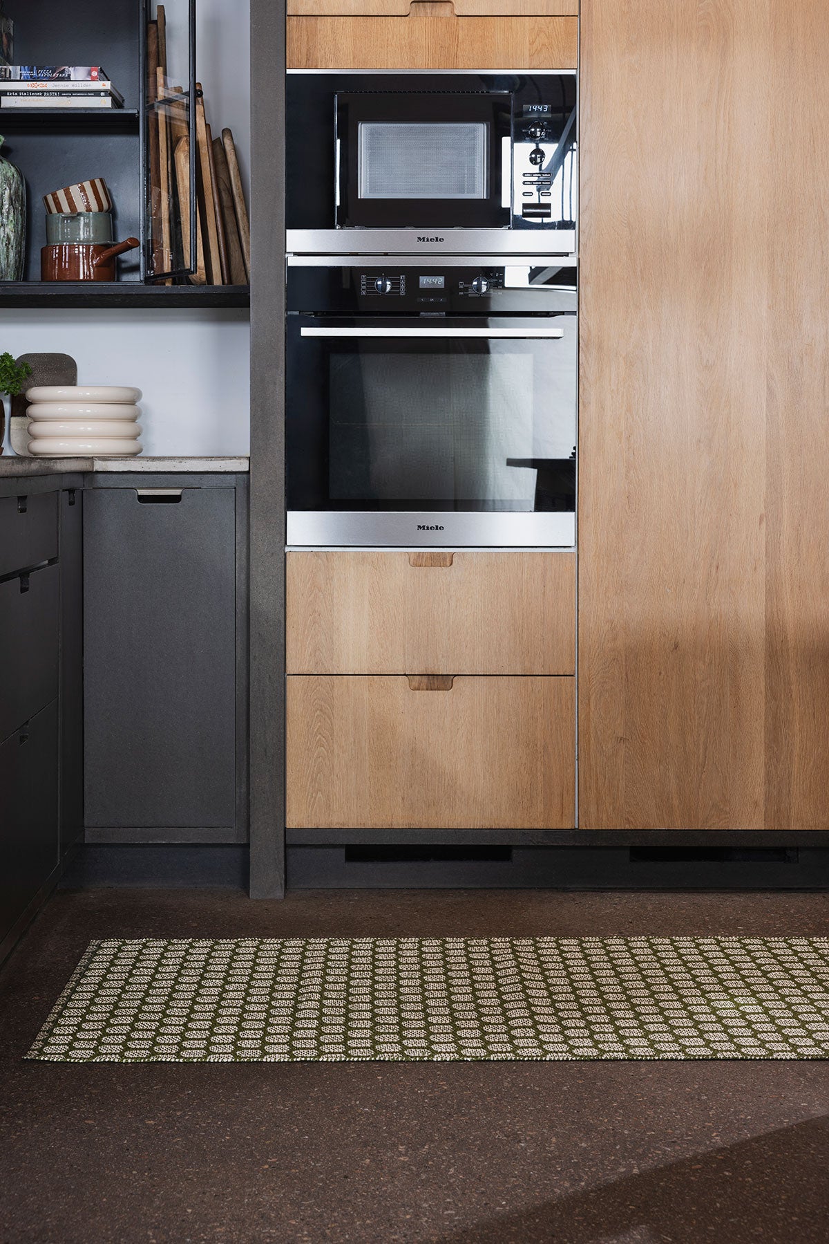 Pappelina-Mimi-Runner-Dark-Olive-Lifestyle