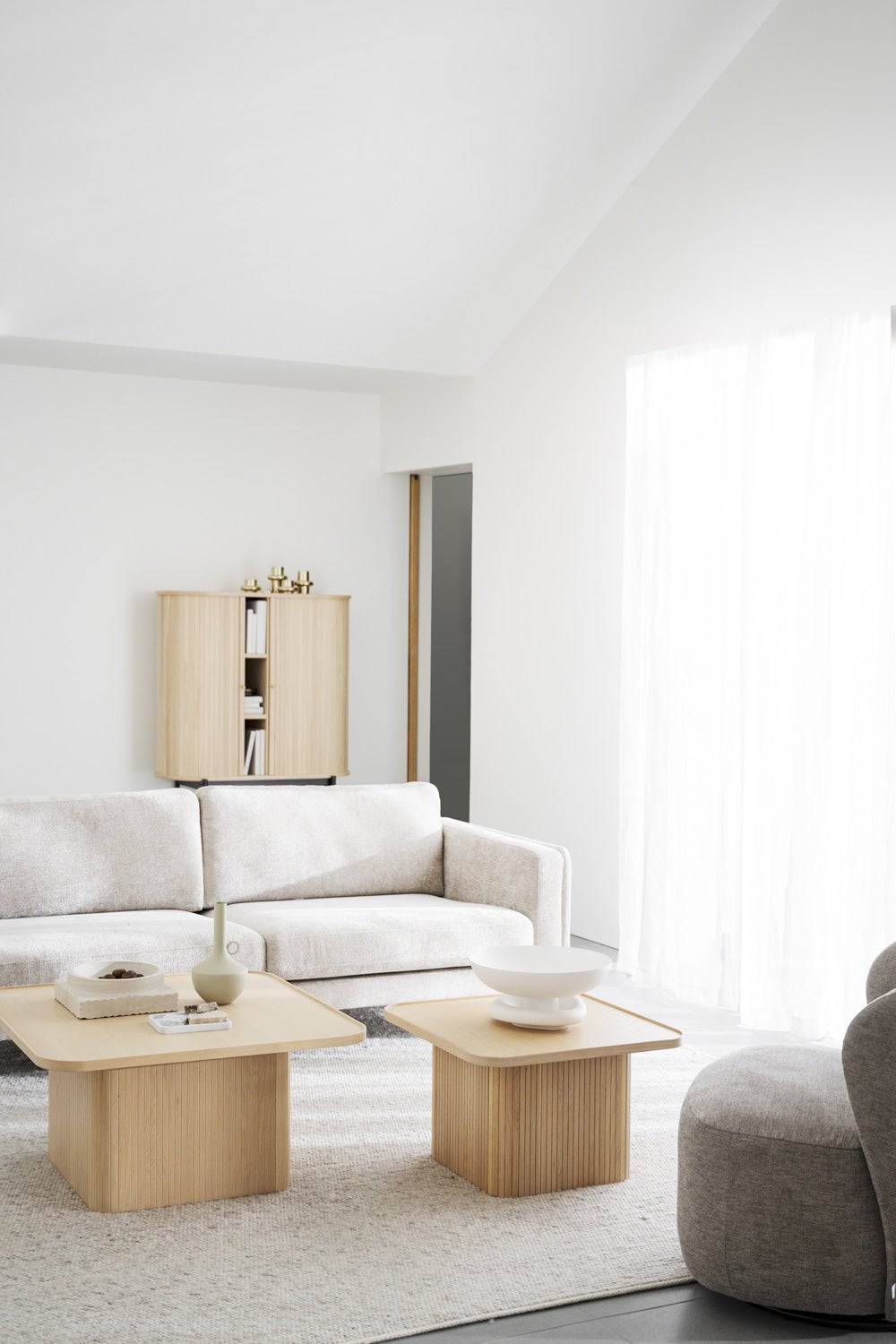 Braden-soffa-3s-Greg-light-beige-03-ekben-vardagsrum-02