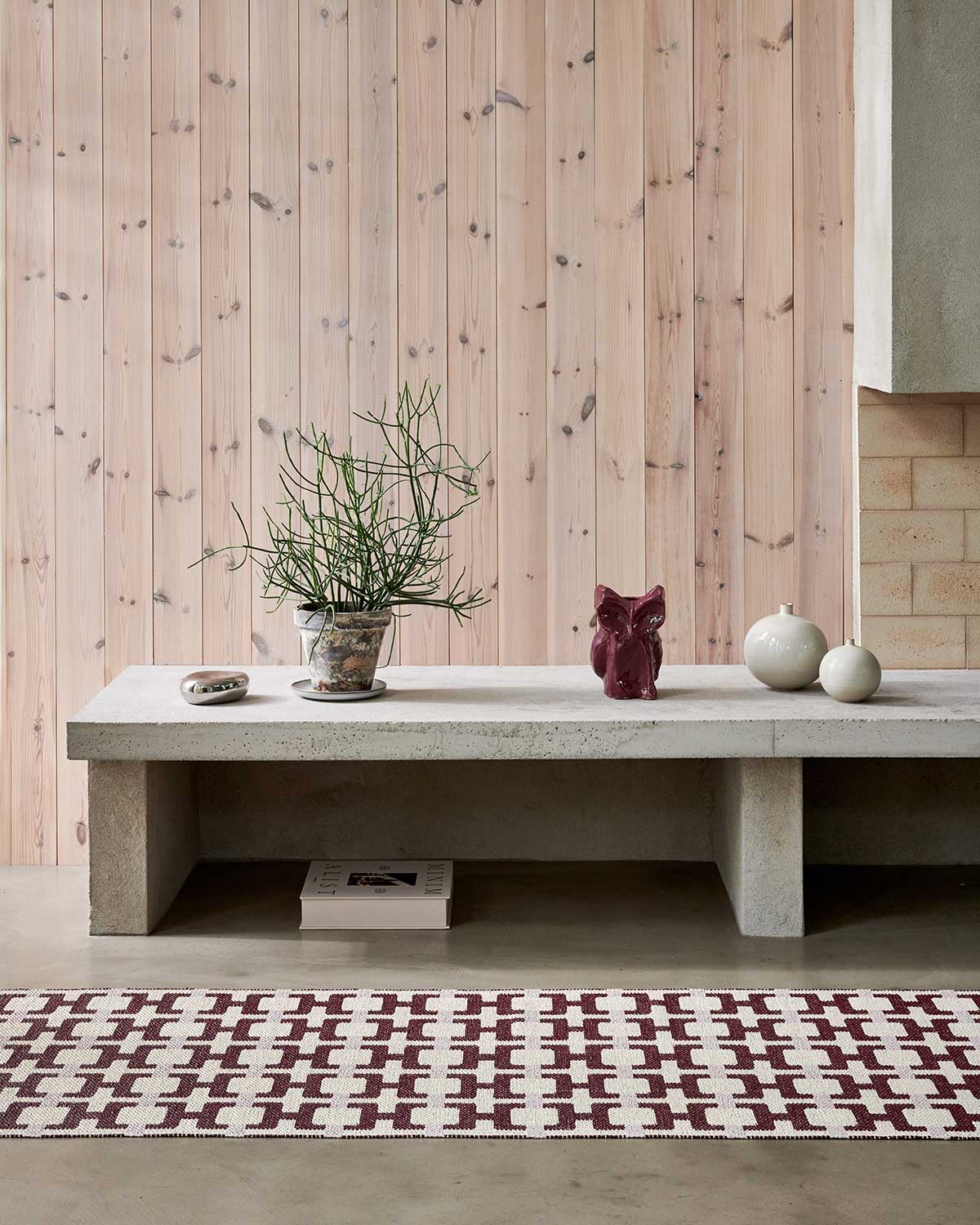 Pappelina-Tom-Runner-Burgundy-Lifestyle-1