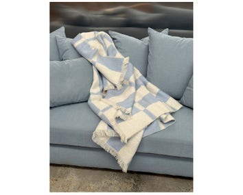 Hallin Mohair Blanket Blue Offwhite från Tinted Objects.
