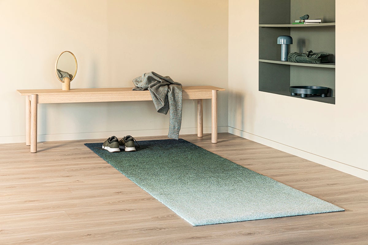 Dis dörrmatta i färgen ocean och i storleken 85×250 centimeter. Handla i butik eller online hos Tibergs Möbler.