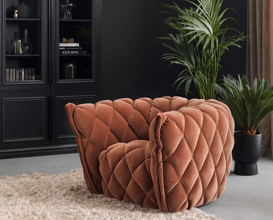 Goldy Fåtölj bredvid palmer i olika storlekar