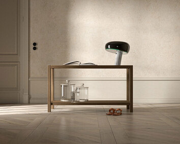 2000 Plus Avlastningsbord med glasburkar, en uppslagen bok och en bordslampa