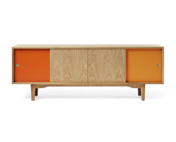 Zweed Moodi sideboard 180 cm med två dörrar i ek och två dörrar i orange. 