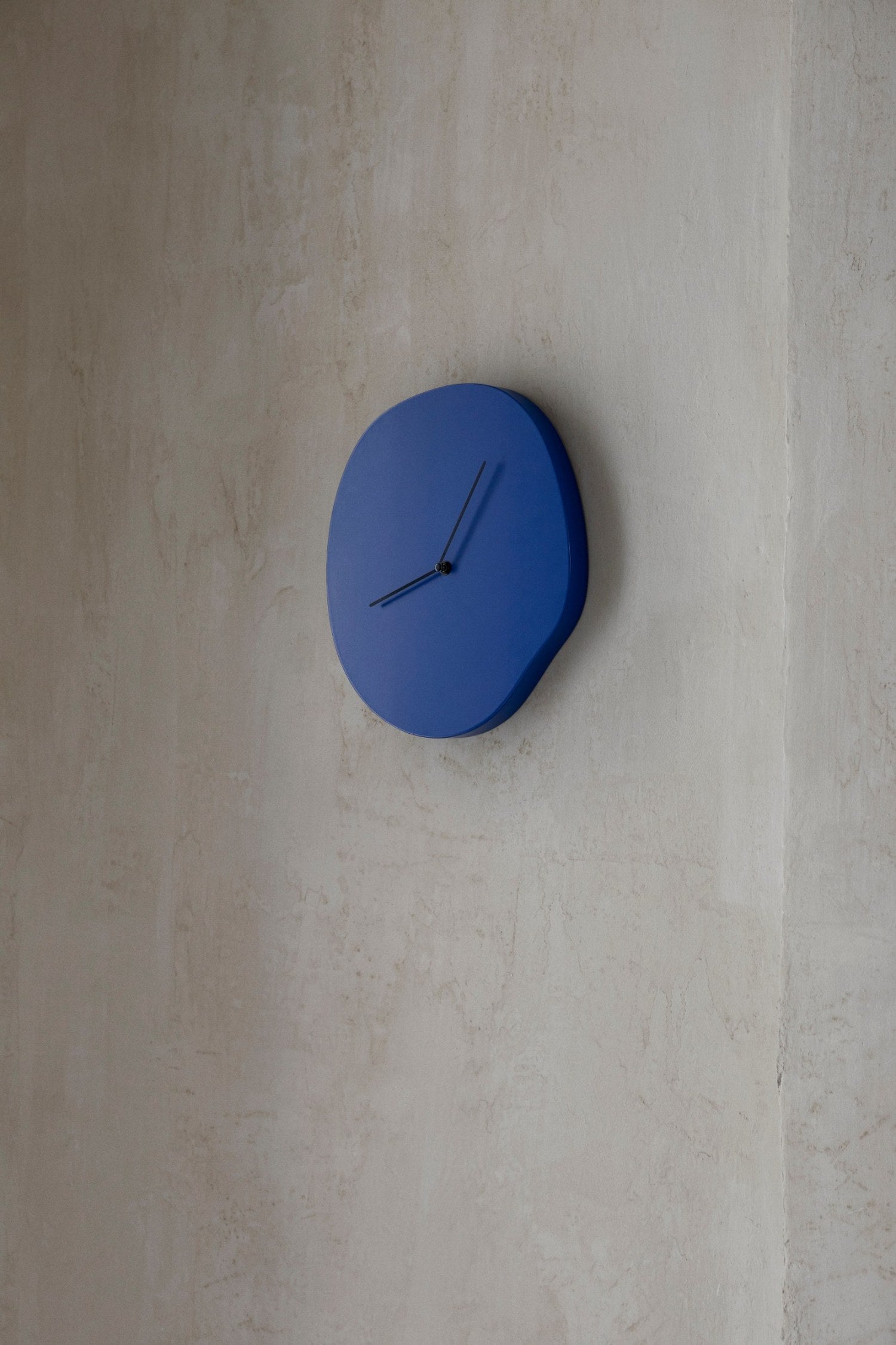 Ferm-Living-Melt-Wall-Clock-Blue-6417-miljo-1