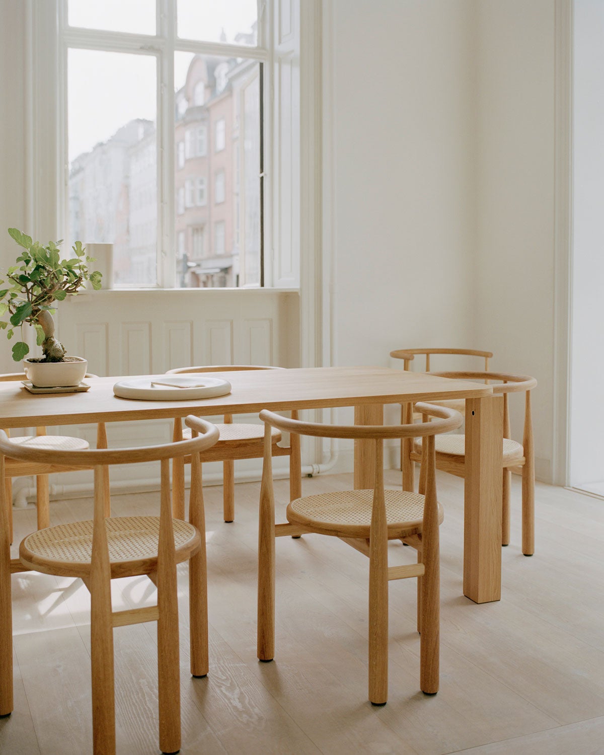 Atlas Matbord med Bukowski Stol vid fönster med ljusinsläpp
