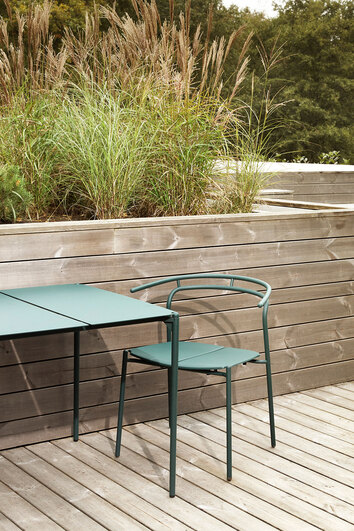 Novo Stol och Novo Bord 80x80 i färgen Forest på trädäck utomhus