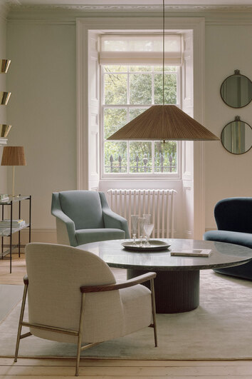 TS Console i vardagsrum mot vägg. rummet är även inrett med fåtöljer och soffbord.