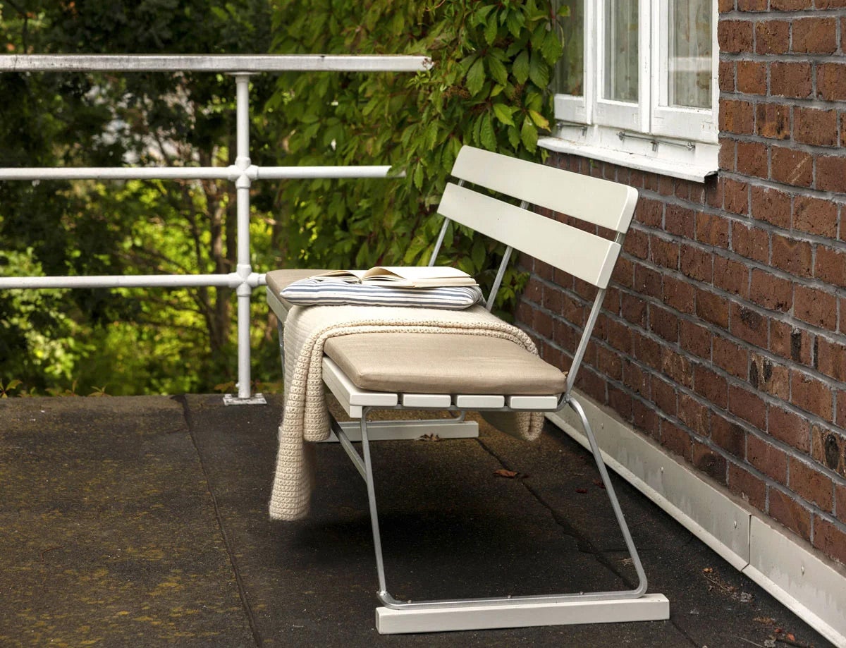 Grythyttan-Soffa-5-Vitlackad-Ek-Miljo-lock.jpg Grythyttan-Soffa-5-Vitlackad-Ek-Miljo-lock
