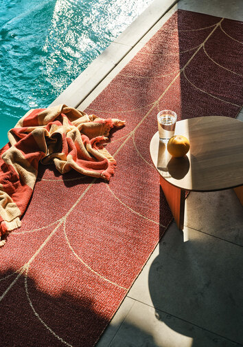 Framsida på Leif Gångmatta i färgen Berry bredvid poolkant