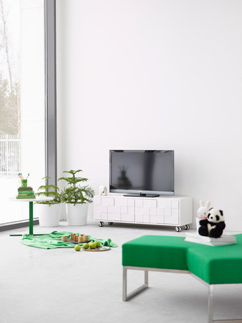 Collect 2010 Mediabänk i vitt vardagsrum med gröna accenter