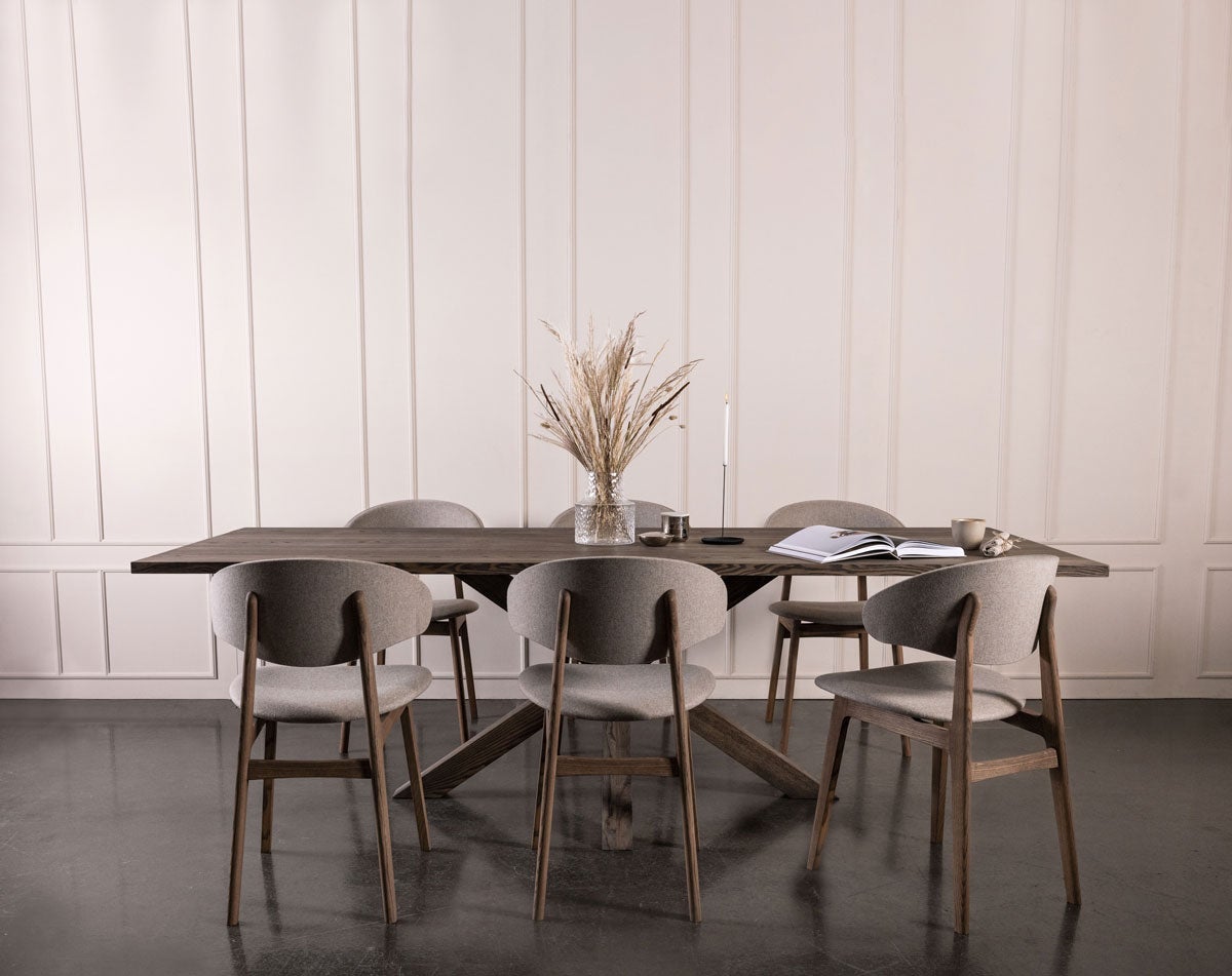 Alcor Matbord i utförande Ask C11, med matstolar i beige tyg