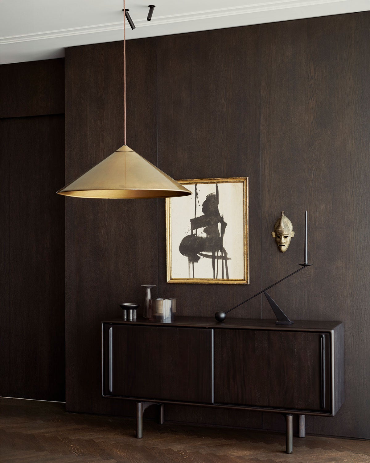 Flow Sideboard i bredden 168 centimeter dekorerad med ljusstakar i svart färg