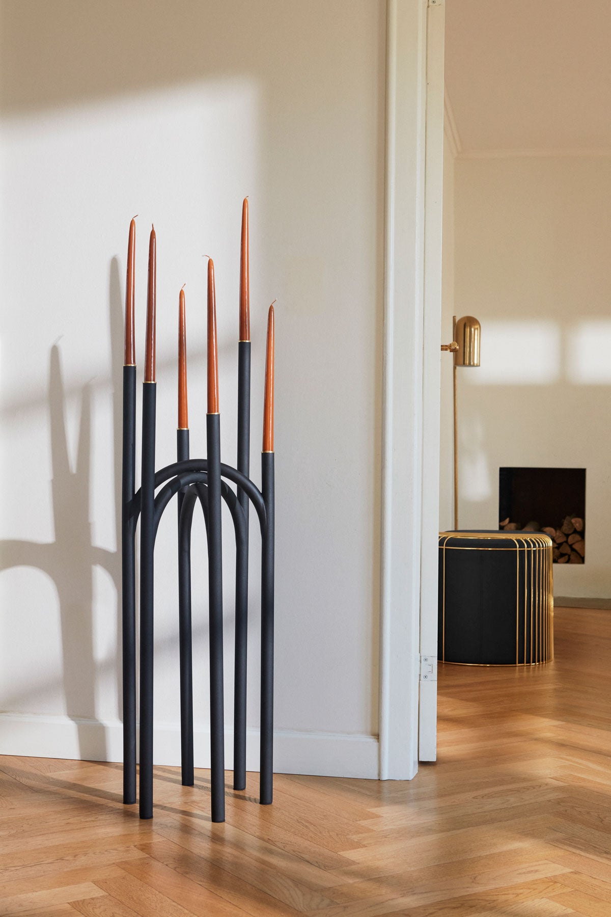 Angui Golvljusstake vid öppen dörrkarm