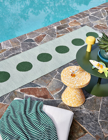 Vera Pop Gångmatta i färgen Leaf/Misty Mint på poolkant