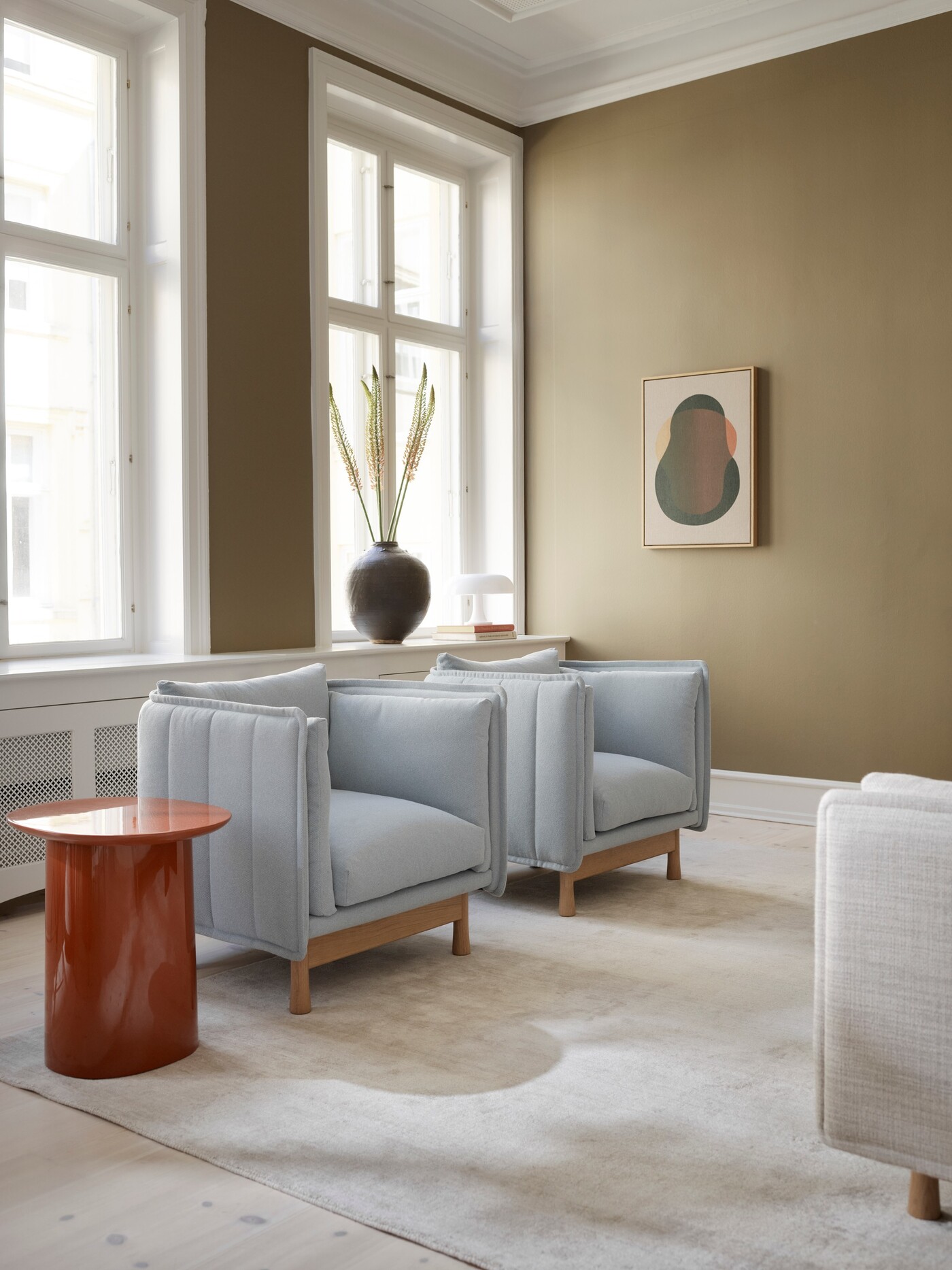 Wendelbo_Showroom Bredgade_Kite Club Chair_Cyber col. 2401_Kin side table_Burnt orange_300 dpi