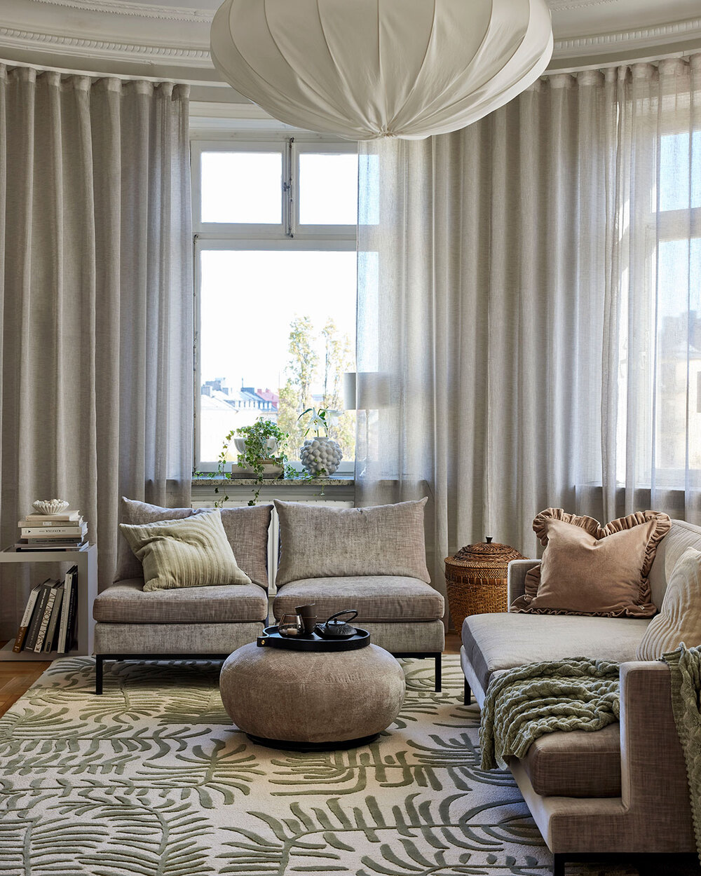 Palma Matta under soffgrupp i beige vardagsrum