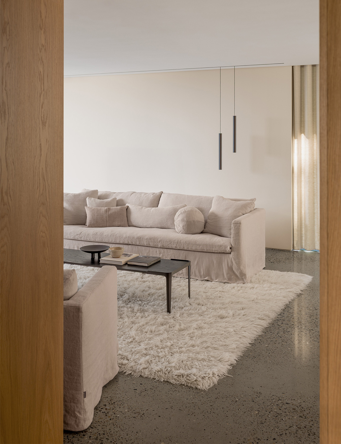 Lill-4seater-sofa-linen-L007-1-natural-Lifestyle-2