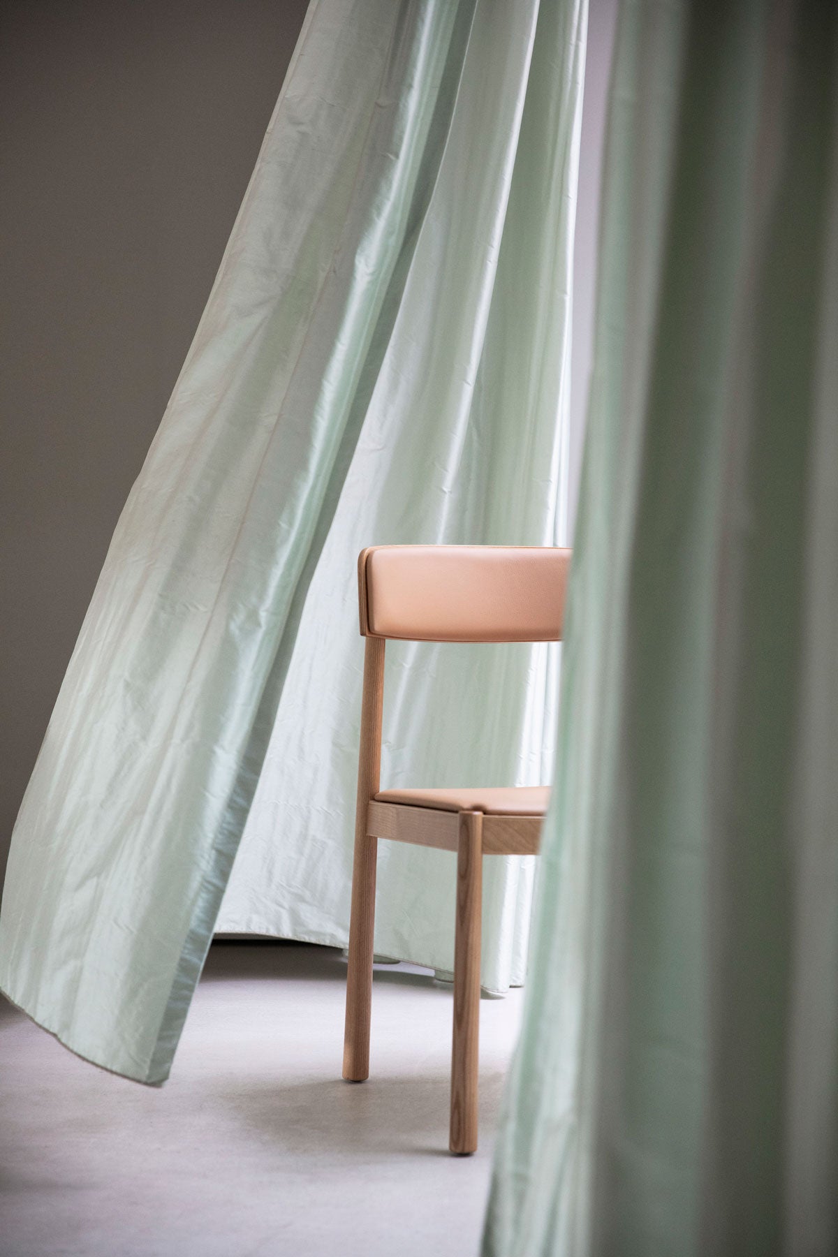 Timb Stol Läderklädsel Natur / Kamel vid öppet fönster med fladdrande gardiner