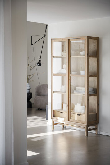  Hazelton Vitrinskåp Ek ståendes i en hall