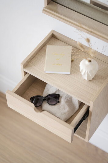 Hillmond Väggskåp/Sängbord i vitpigmenterad ek, utdragen så att man kan se innehållet