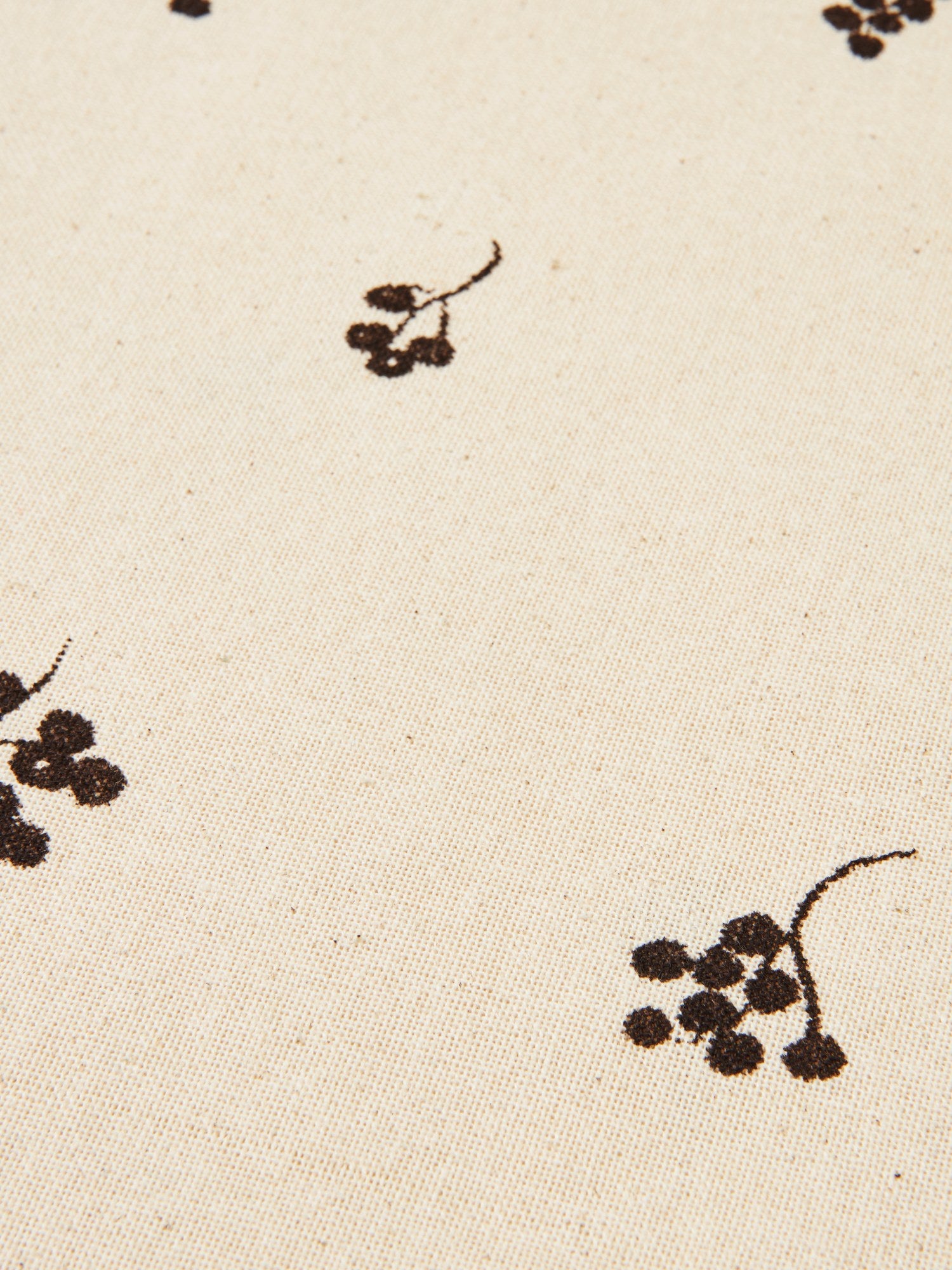Ferm-Living-Baies-Tablecloth-Natural-Dark-Chocolate-1887-miljo-1