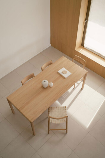 Derven Matbord i vitoljad ek med fyra matstolar i en stor, rymlig matplats