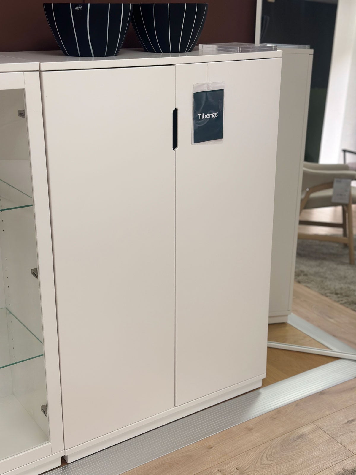 Aoko-skap-tackta-dorrar-mavis-utstallningsex-1