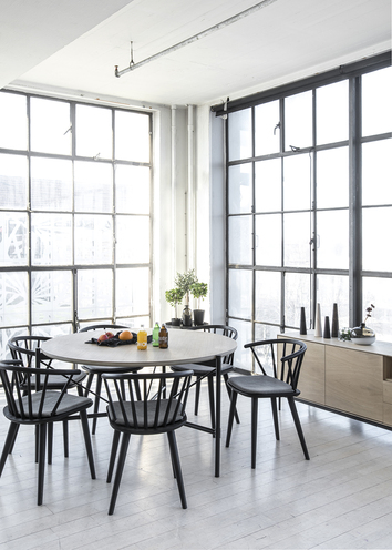 Ale Matbord med svarta pinnstolar vid stora fönster med rutmönster