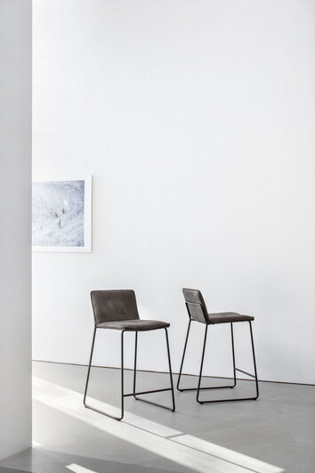 Elvis Barstol i tyget MF Nilla mörkgrå i ljust rum