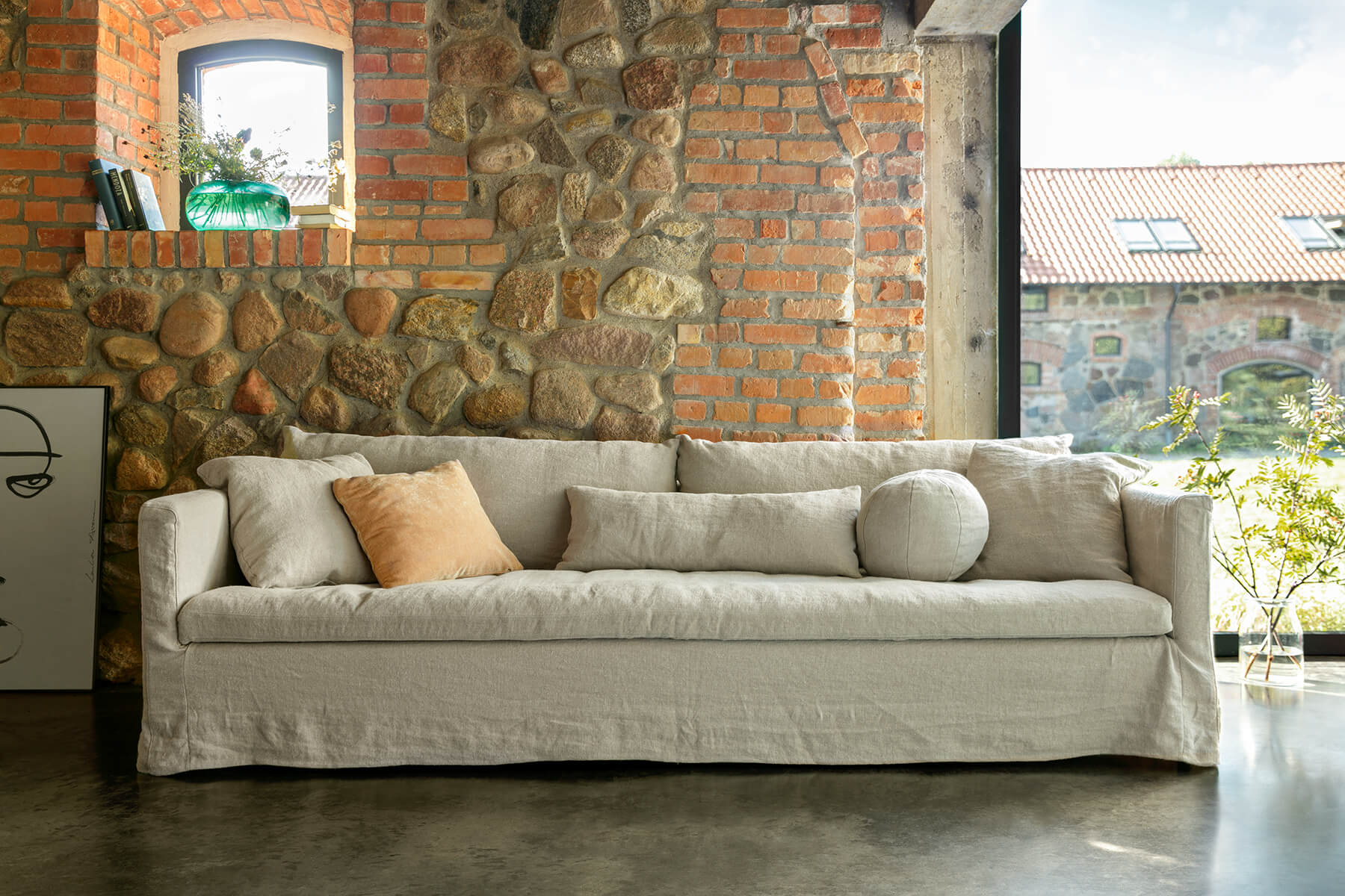 Sits Lill 4-sits soffa med kappa i 100% linnetyg Linen L007 2 Flax i lantlig miljö