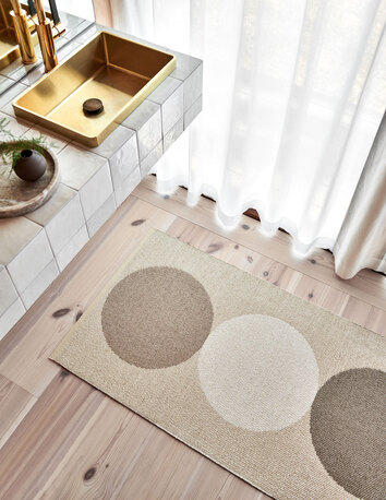 Otto Gångmatta Grain i badrum med guldigt handfat