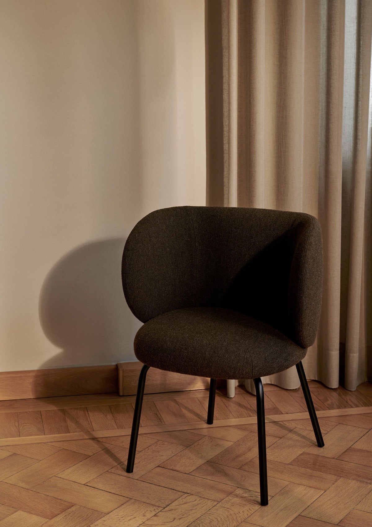 Rico Matstol i tyget Hallingdal Grey/Dark Brown framför fönster med beige gardin