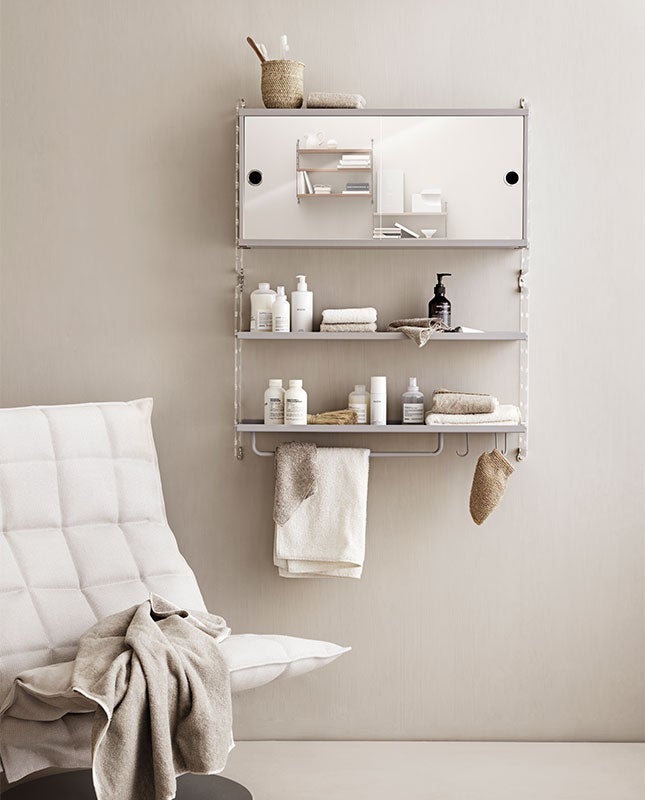 String inspiration till badrummet. Plexigavlar och Spegelskåp i grått. 