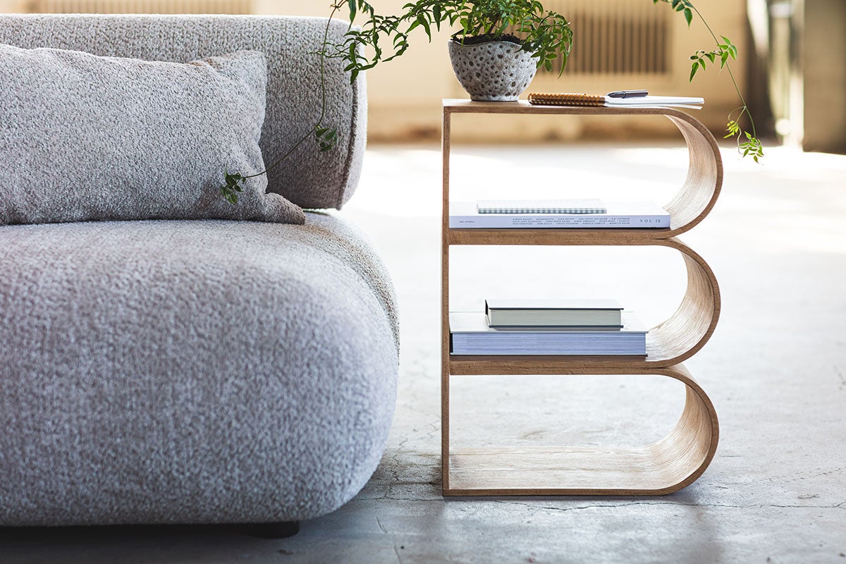 Beta hylla dekorerad med böcker och växter