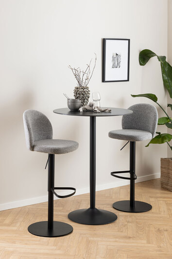 Malta barbord Grantham med två barstolar.