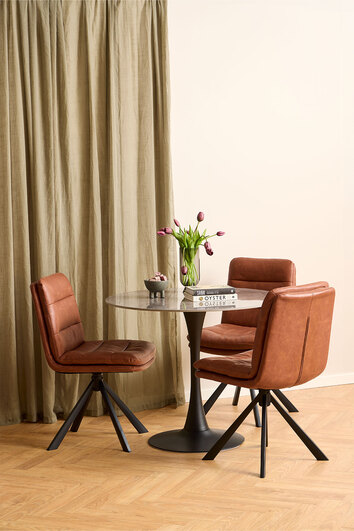 Malta Batis med tre stolar runt. 