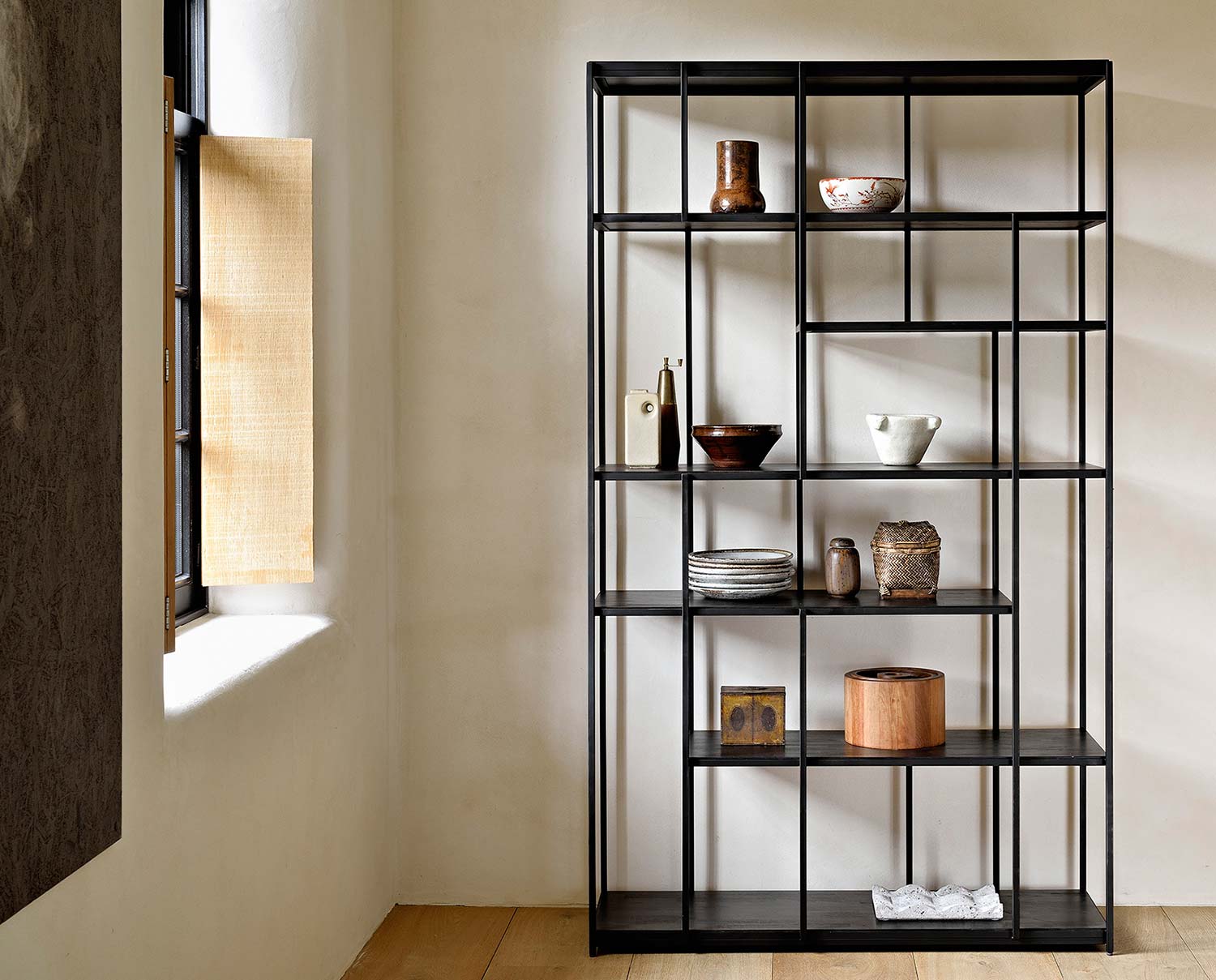 Studio Rack Hylla mot vägg, dekorerad med dekorativa detaljer