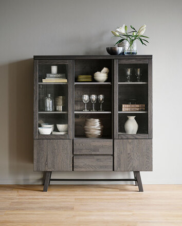 Brooklyn Vitrinskåp fyllt med porslin, glas och dekorativa detaljer