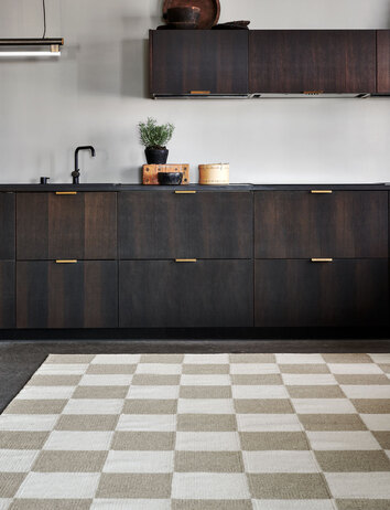 Squares Matta Vit/Natur i kök med mörka skåpsluckor