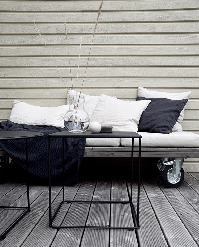 Barr Kvadrat Sidobord Svart på trädäck framför utesoffa