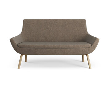 Soffan Happy i låg modell, klädd i tyget Hallingdal 0270 med ben i ekbetsad ask