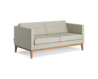 Bilden visar Madison, i tvåsitsig modell. Soffan är klädd i tyget Retro 06, med knappar i ryggen. Benen är i oljad ek. 
