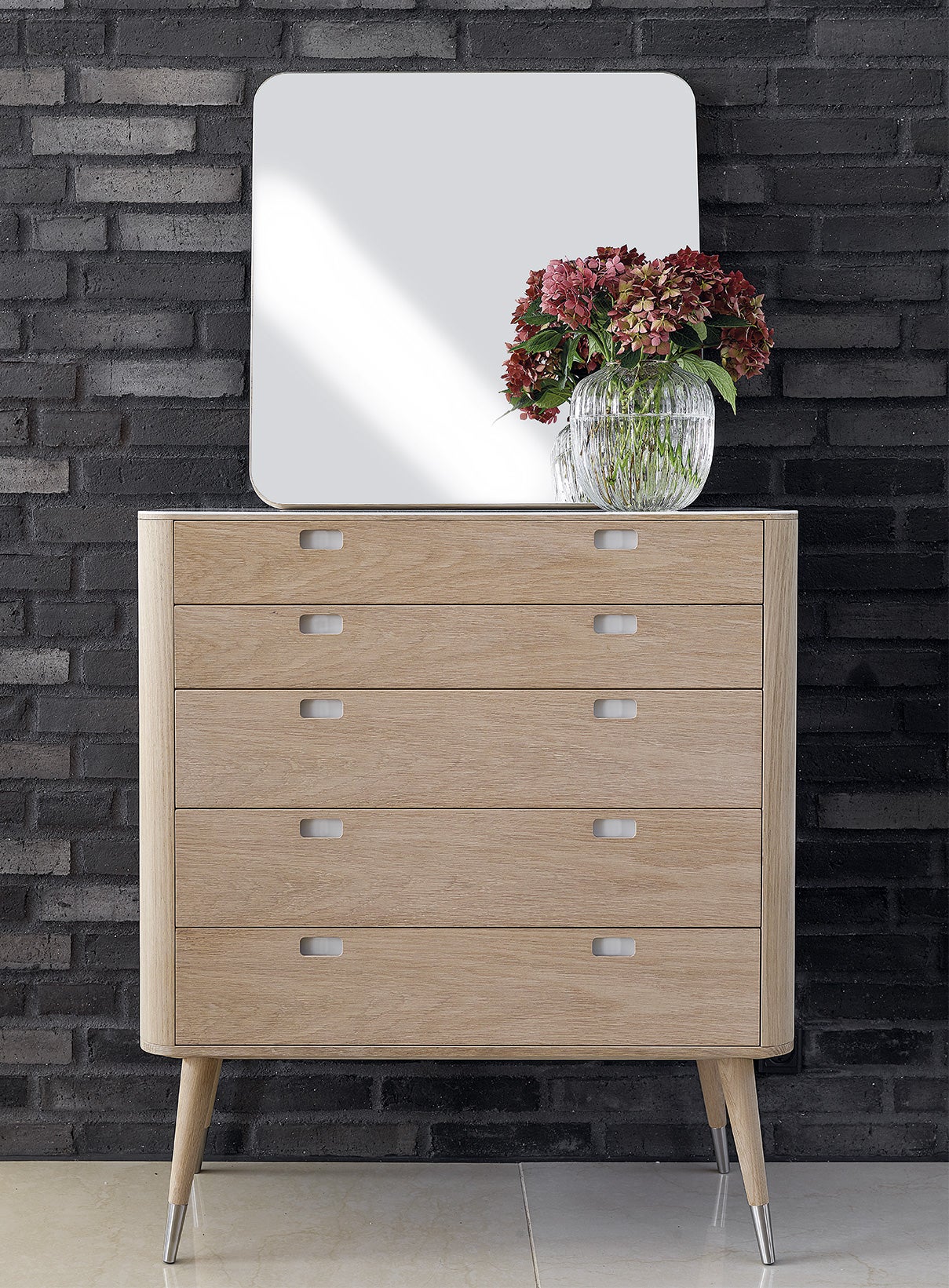 AK 2430 Byrå Pointben dekorerad med fyrkantig spegel och en vas med rosa hortensior