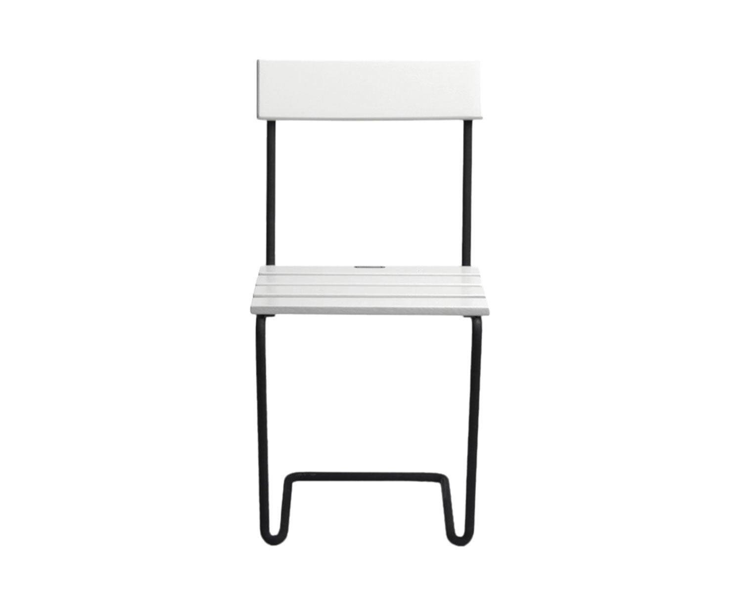 Stol 1 i vitlackad ek med svart stativ