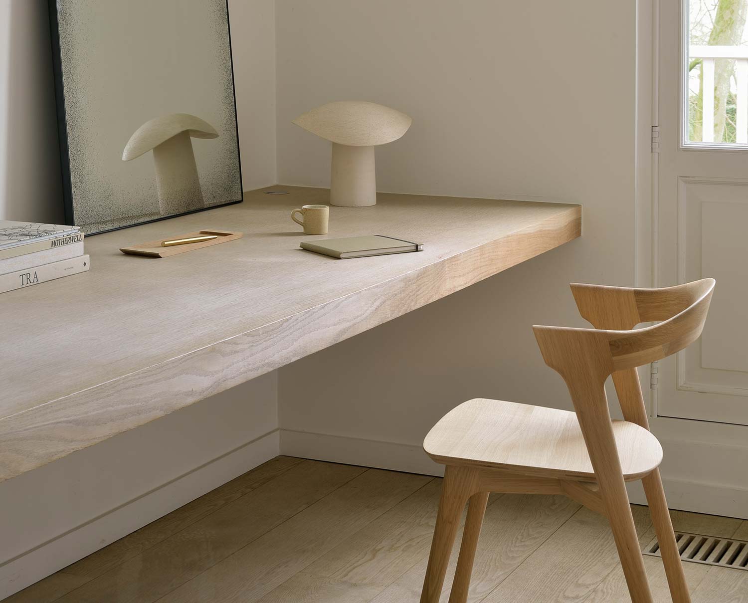 Bok Stol i ek framför skrivbord i trä